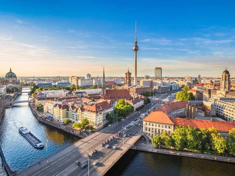 How to City Hop and Fly Cheaply Within Europe